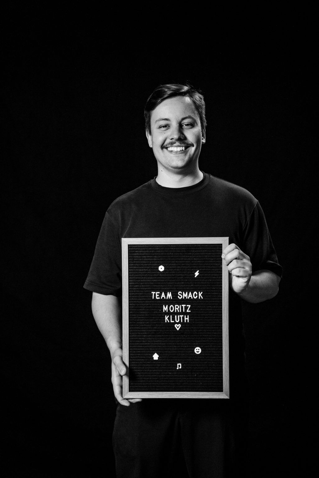 Moritz Kluth posing with a sign
