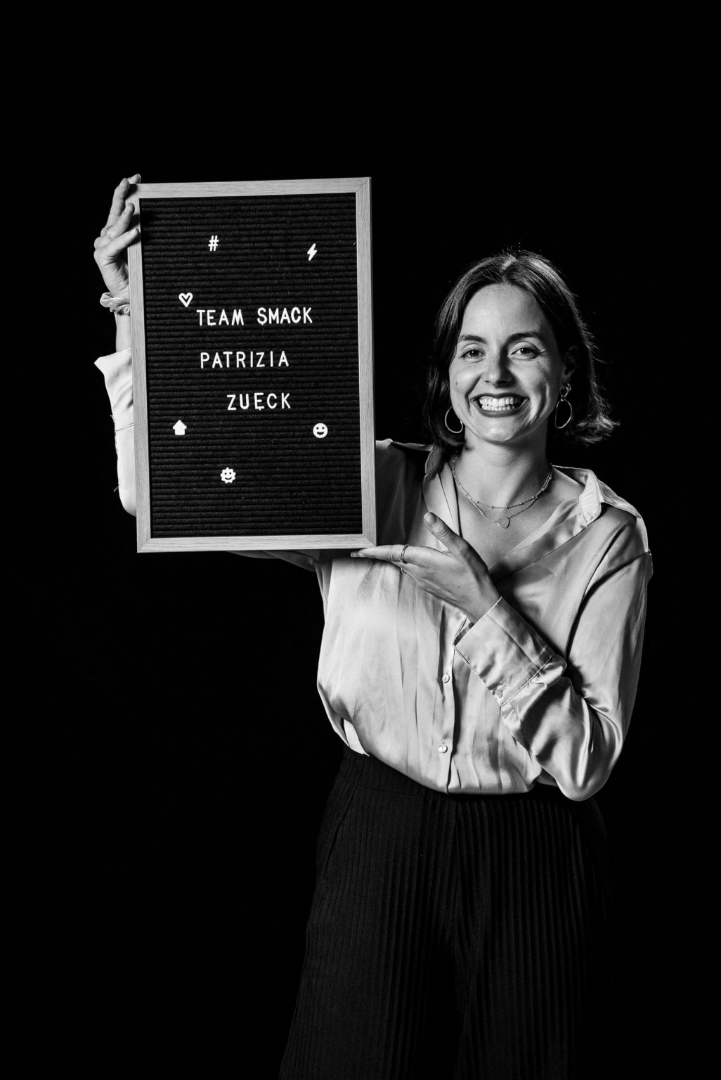 Patrizia Zueck holding her name sign